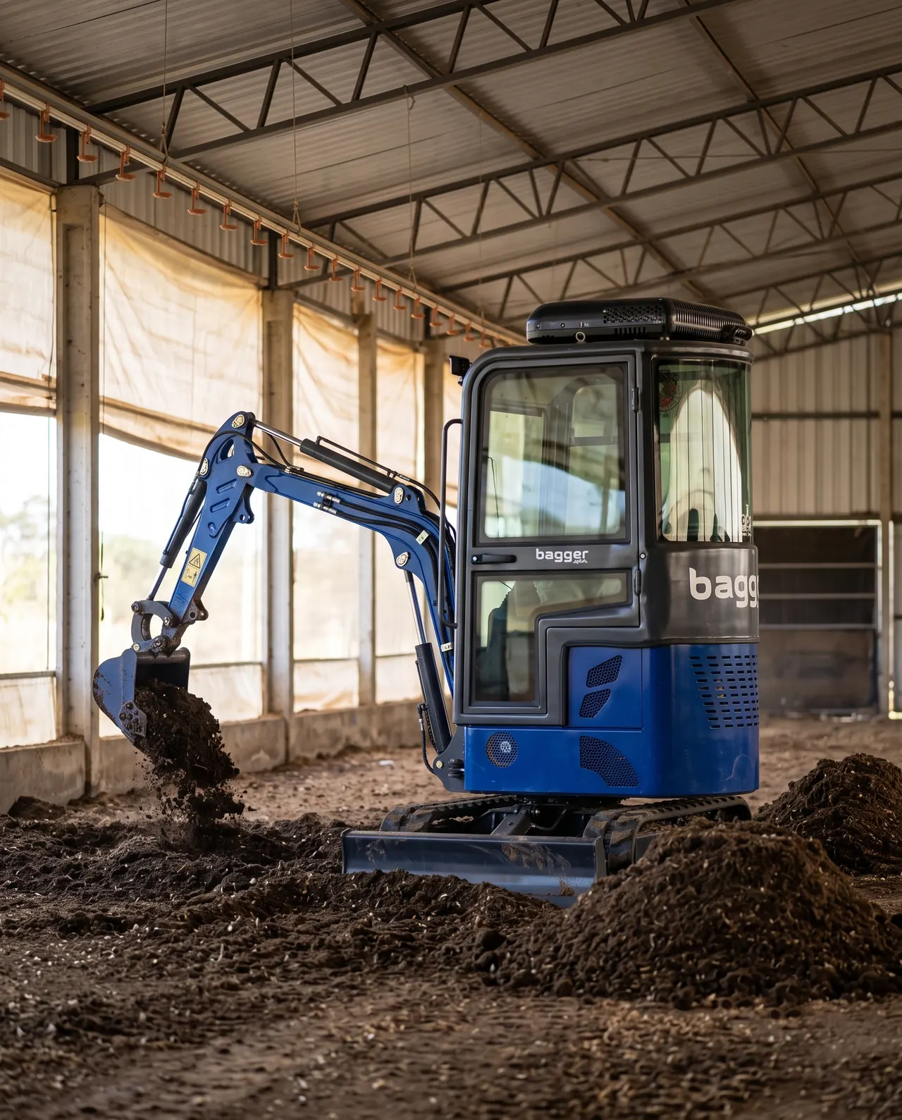 Bagger ME 15 removendo a cama dentro do aviário